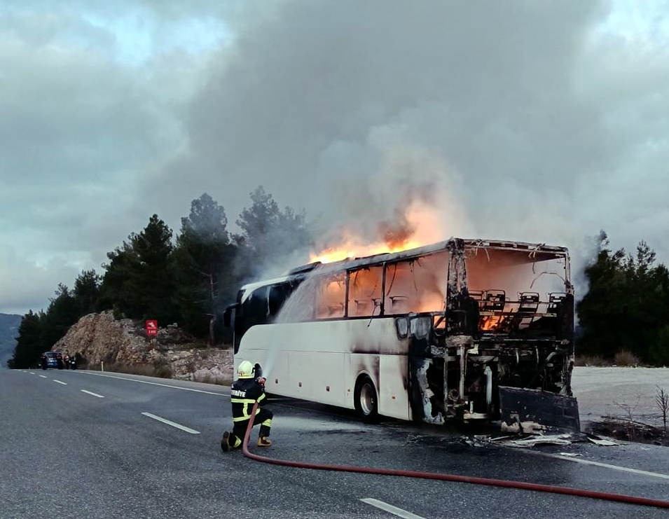 Muğla'da seyir halindeki otobüste çıkan yangın söndürüldü
