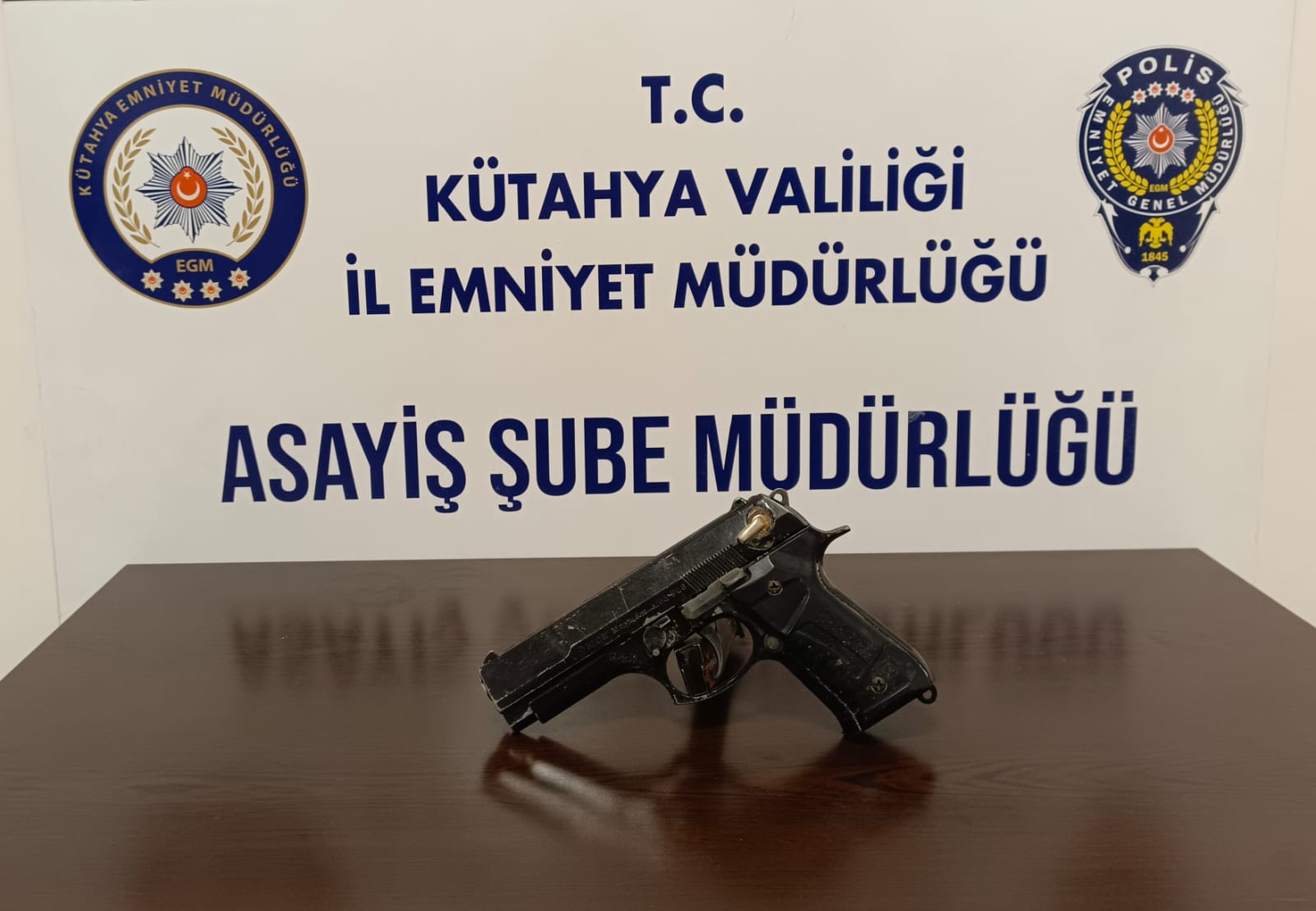 Kütahya'da kuyumcudan hırsızlık yapmaya çalışan kar maskeli 3 zanlı yakalandı