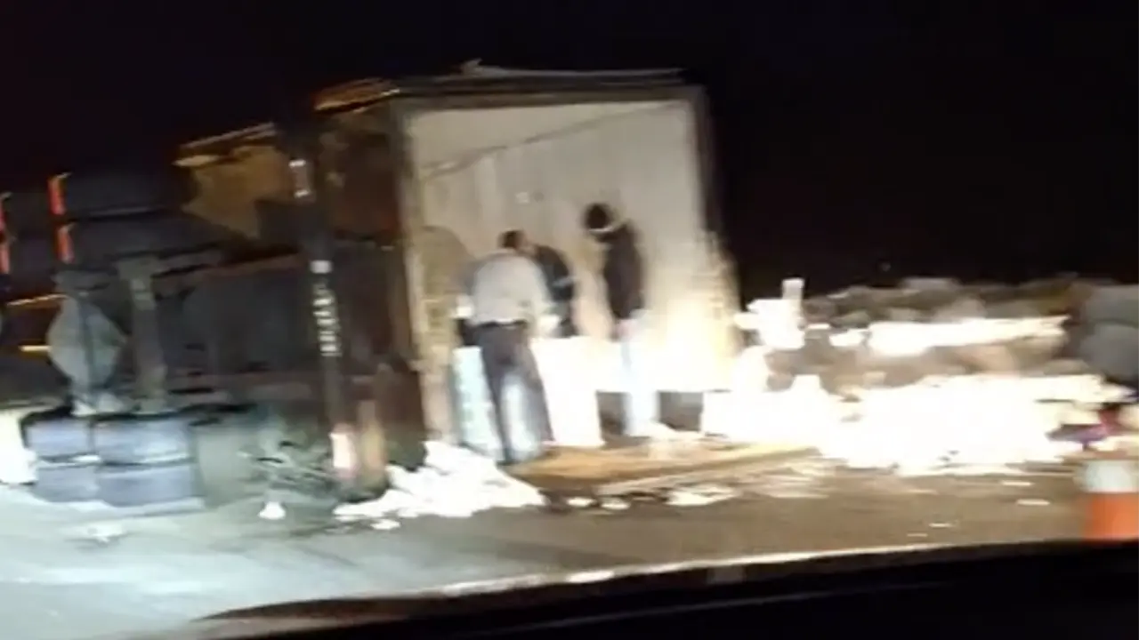 UOSB Gediz Kavşağında Balık Yüklü Kamyon Devrildi!