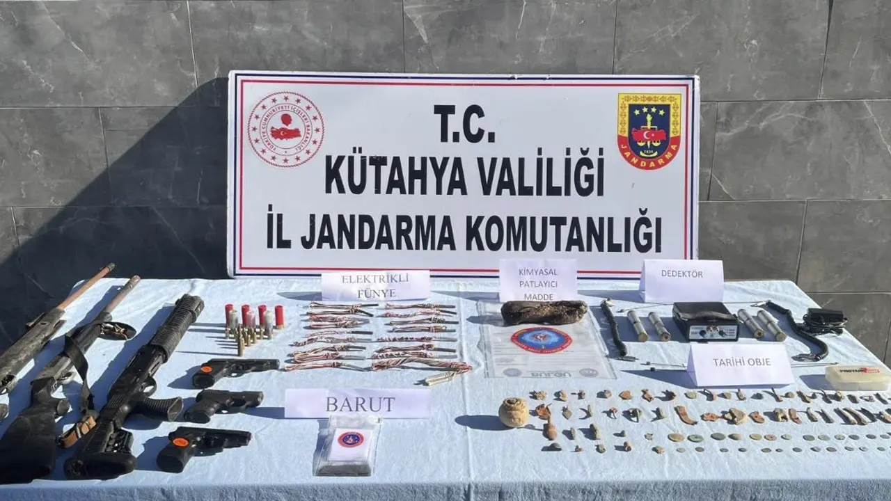 Gediz'de tarihi eser niteliğinde 120 obje ele geçirildi