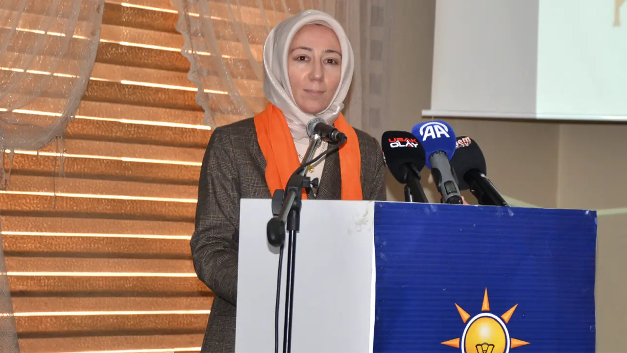 Hilal Sabancı, Özkan Yalım'ı ve CHP'yi Topa Tuttu