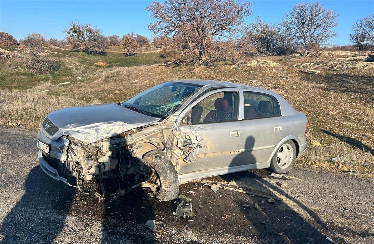 Uşak'ta iki otomobilin çarpıştığı kazada 5 kişi yaralandı