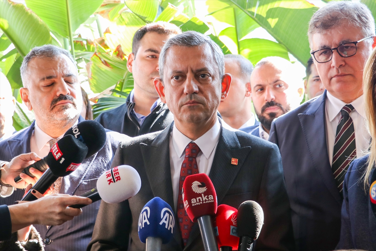 CHP Genel Başkanı Özel, İzmir'de gazetecilerin sorularını yanıtladı