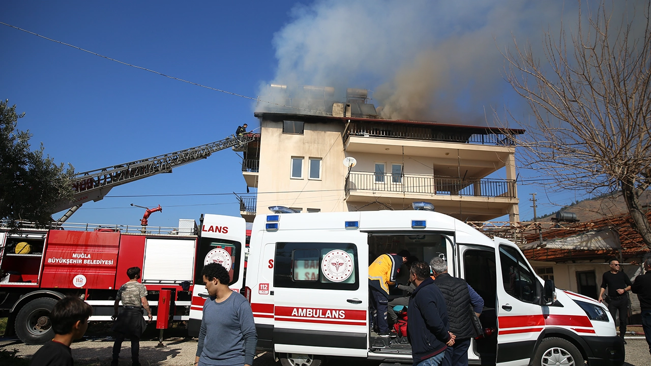 Fethiye'de evde çıkan yangında 5 kişi dumandan etkilendi