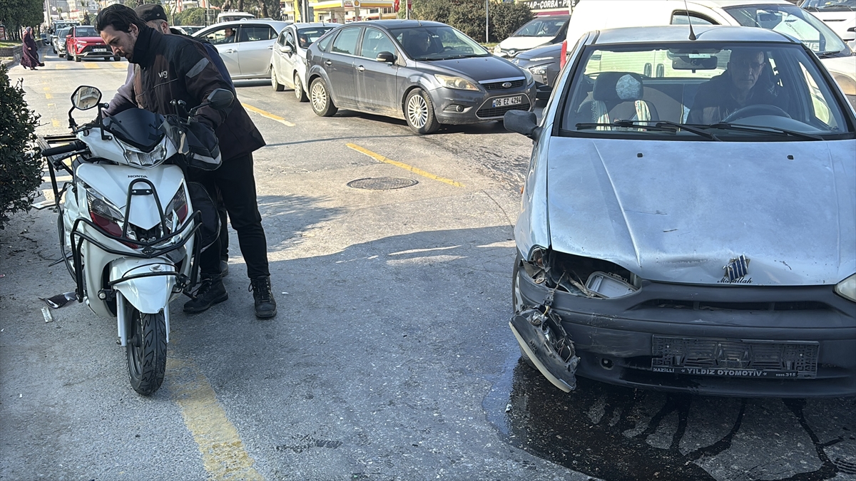 Efeler'de otomobille çarpışan motosikletin sürücüsü yaralandı