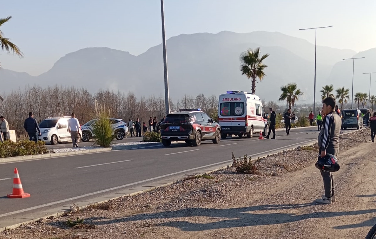 Denizli'de hafif ticari araca çarpan motosikletin 17 yaşındaki sürücüsü öldü