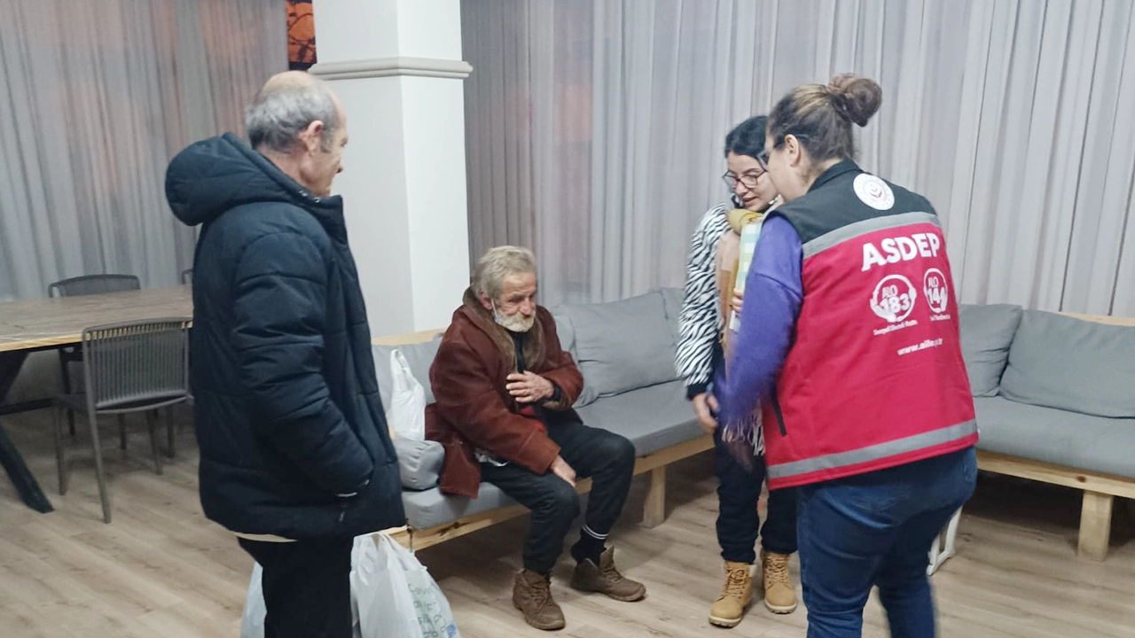 Aydın'da yere düşürdüğü erzakları toplarken görüntülenen kişiye valilik sahip çıktı
