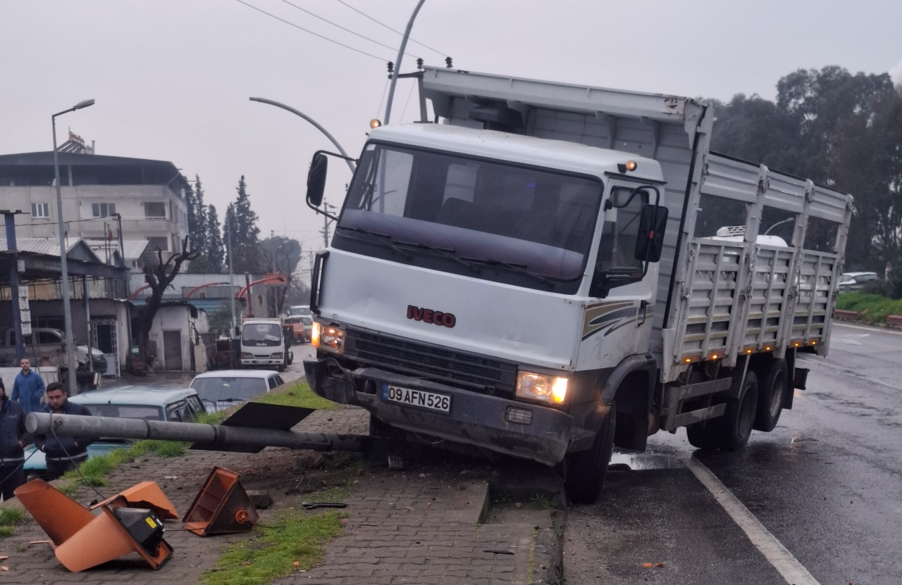 Aydın'da kamyonun çarpması sonucu devrilen sinyalizasyon direğinin altında kalan yaya yaralandı