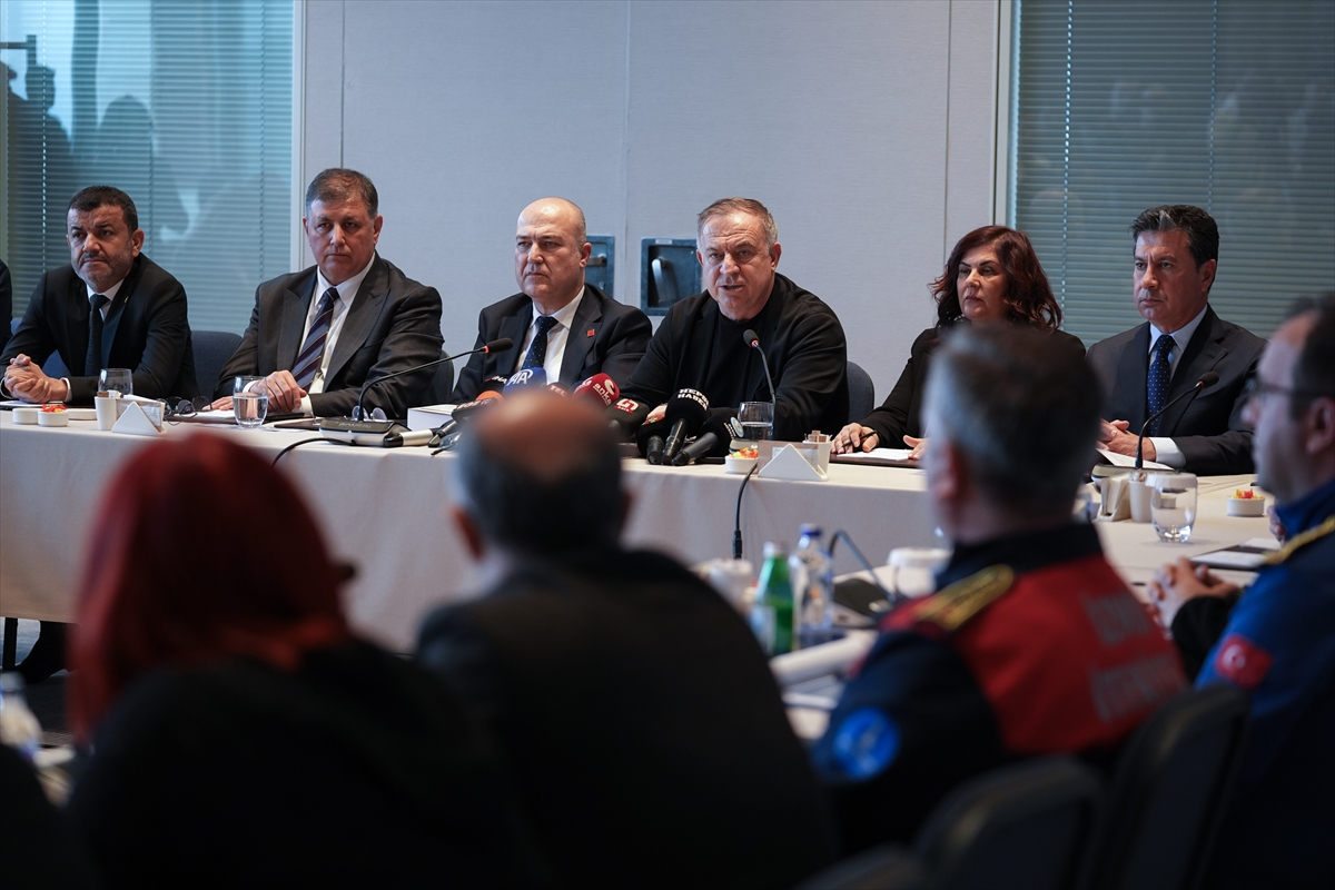 Ege'deki CHP'li belediyeler İzmir'de "Deprem Acil Eylem Planı Toplantısı" yaptı