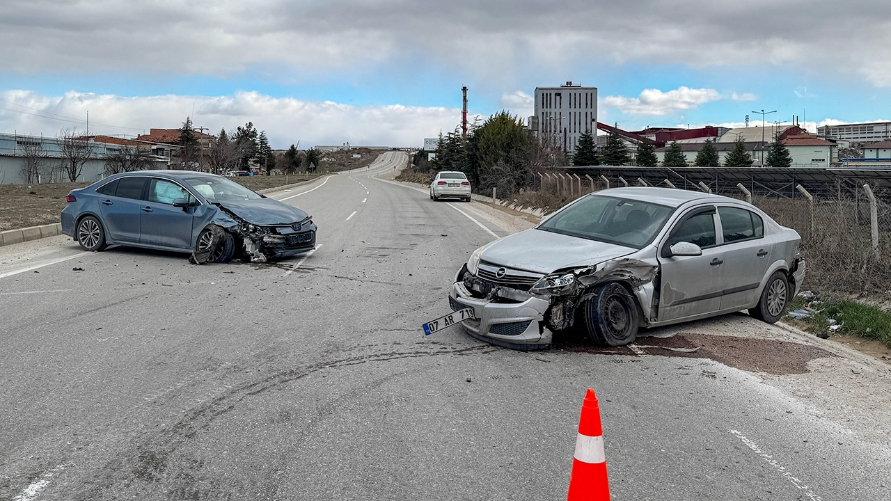 Uşak'ta Cezaevi Kavşağında iki Otomobil Çarpıştı