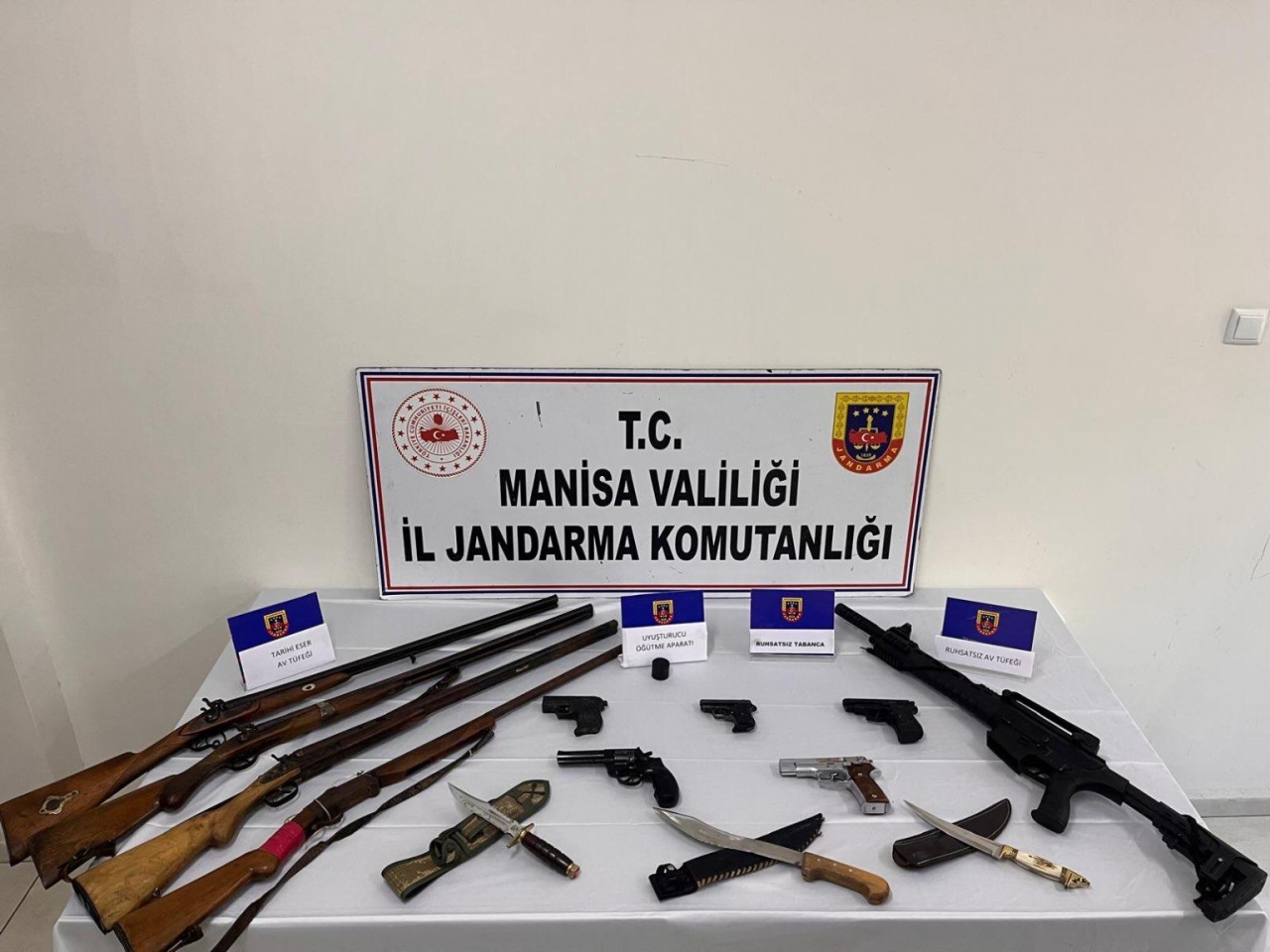 Akhisar'da silah kaçakçılığı operasyonu düzenlendi