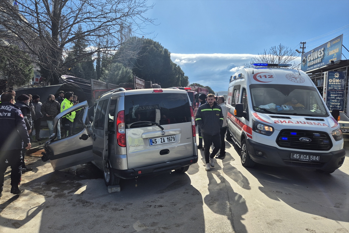 Ticari Araç Park Halindeki Kamyona Çarptı