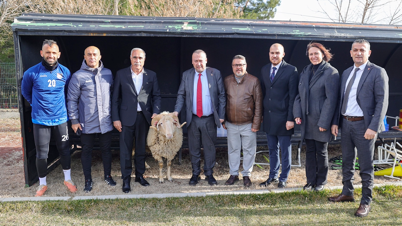 Uşakspor’a Kurbanlık Koç Hediye Edildi