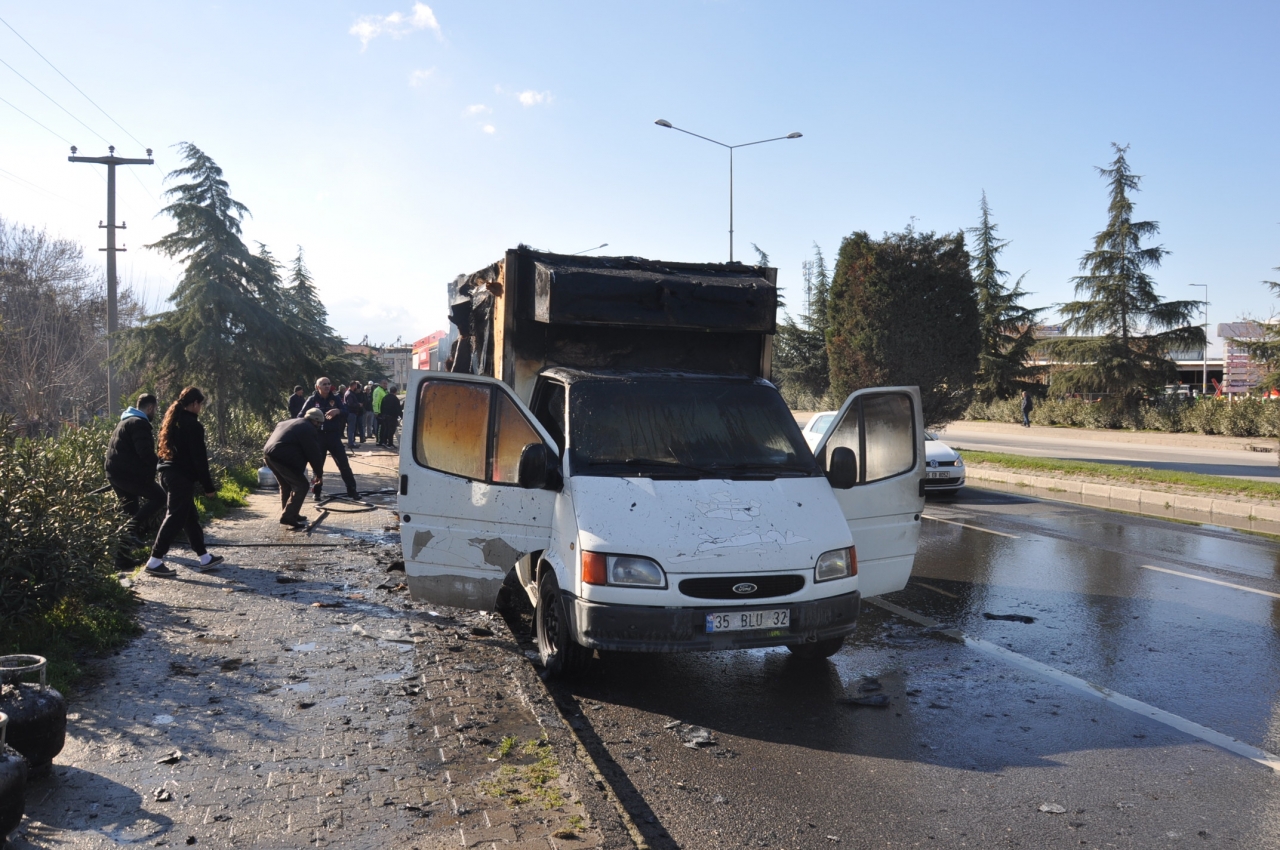 Seyir Halindeyken Alev Alan Kamyonette Hasar Oluştu