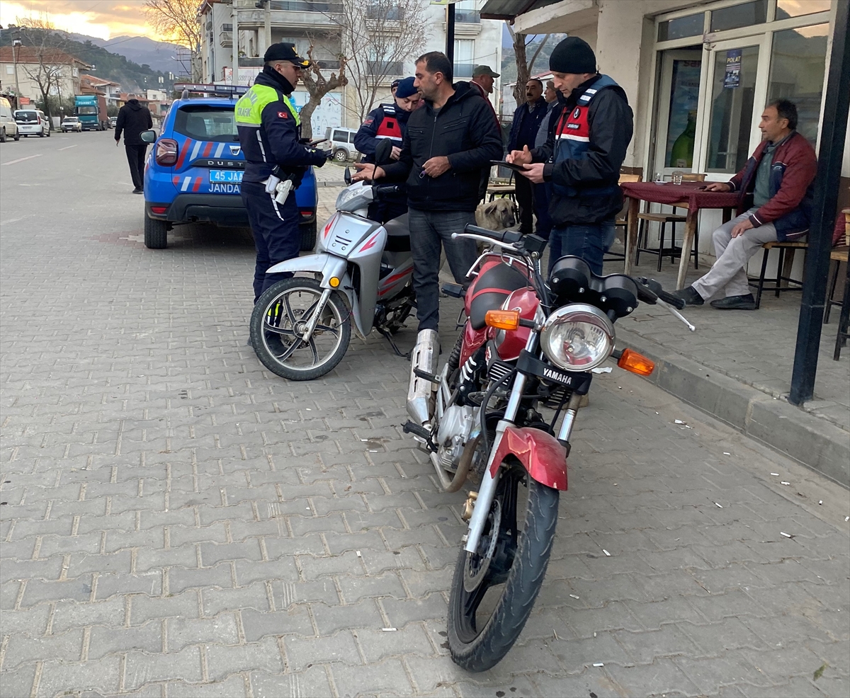 Alaşehir'de jandarma ekipleri trafik denetimi yaptı