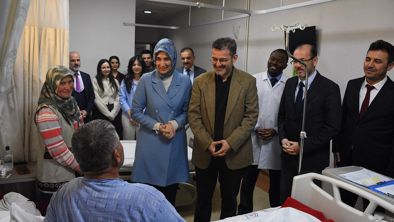 Afyonkarahisar Valisi Yiğitbaşı, kornea nakli olan hastayı ziyaret etti
