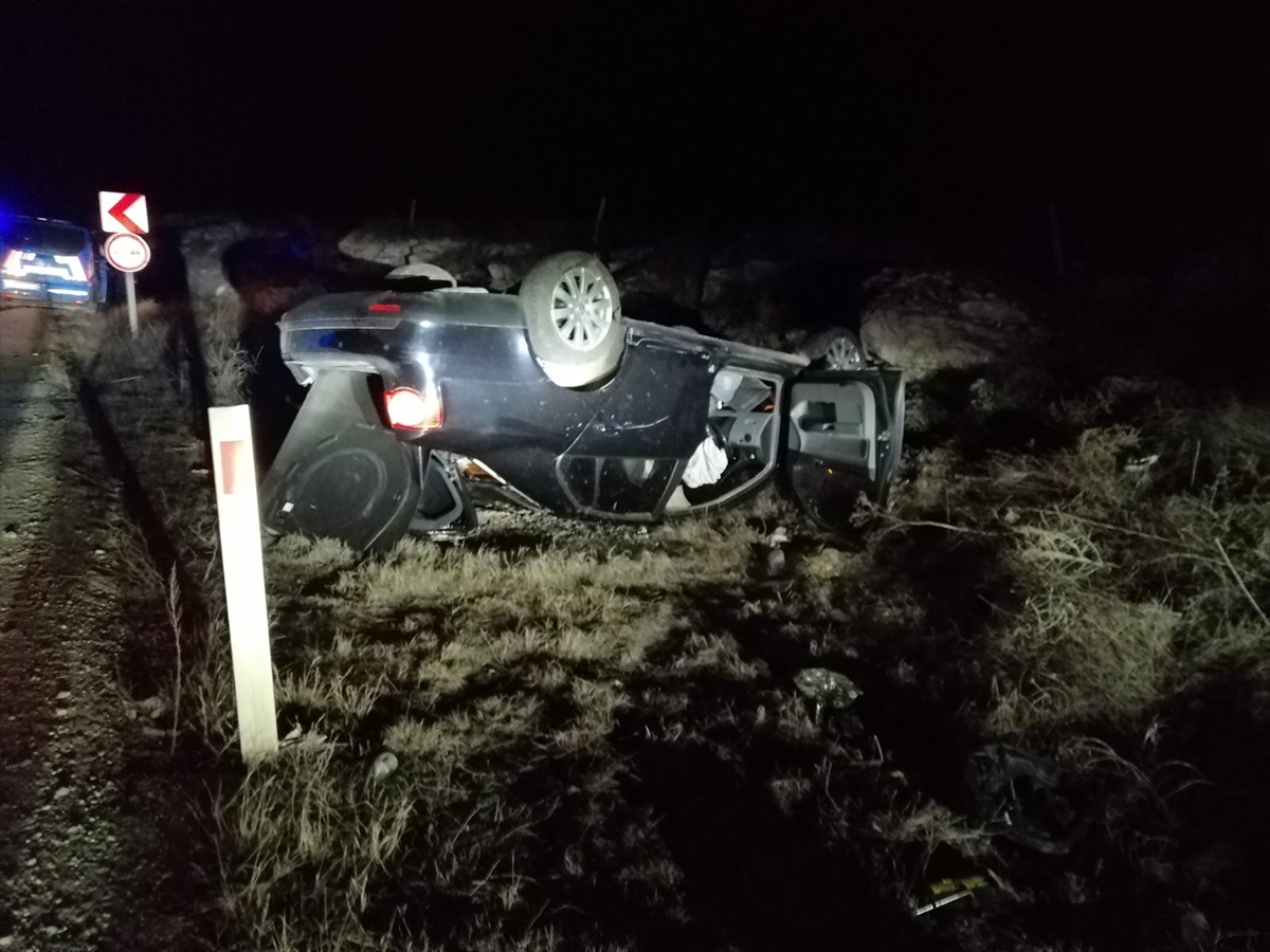 Afyonkarahisar'da şarampole devrilen otomobildeki 4 kişi yaralandı