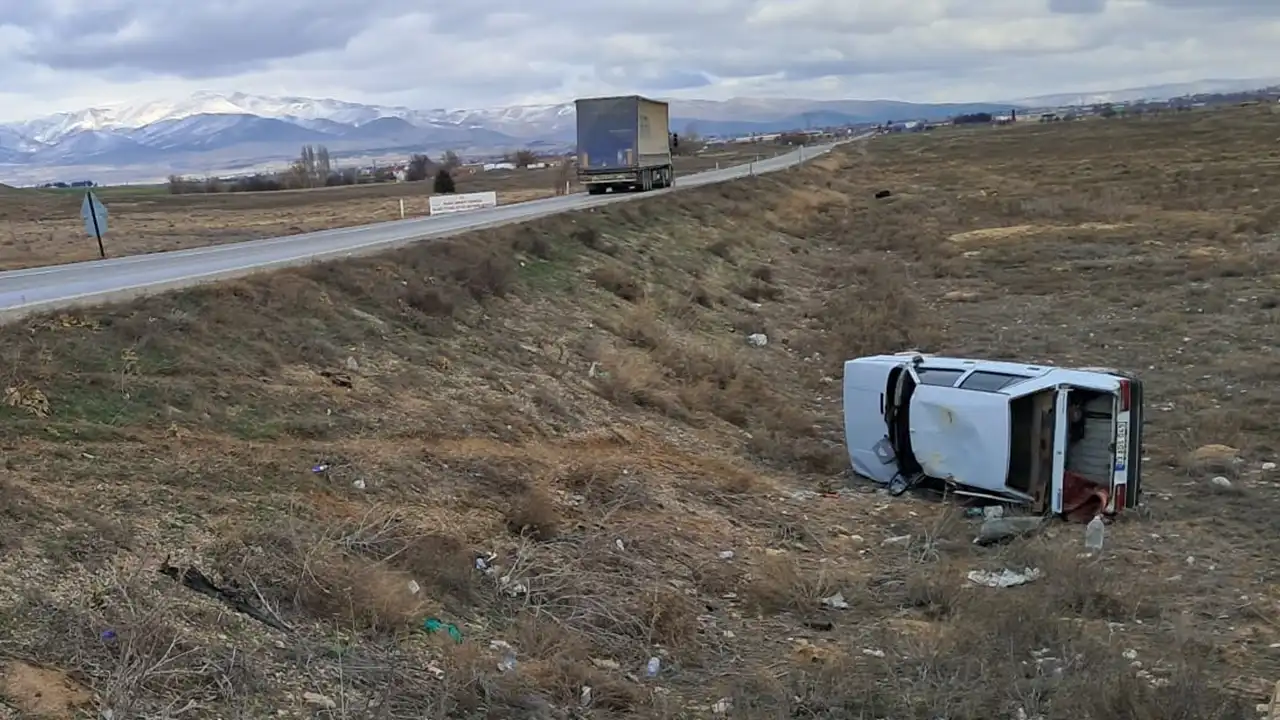 Afyonkarahisar'da şarampole devrilen otomobildeki 5 kişi yaralandı
