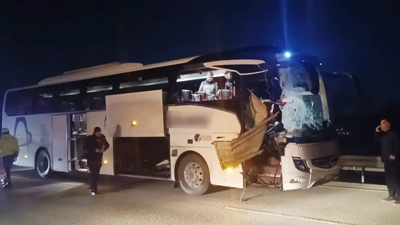 Afyonkarahisar'da yolcu otobüsünün tıra çarpması sonucu 6 kişi yaralandı