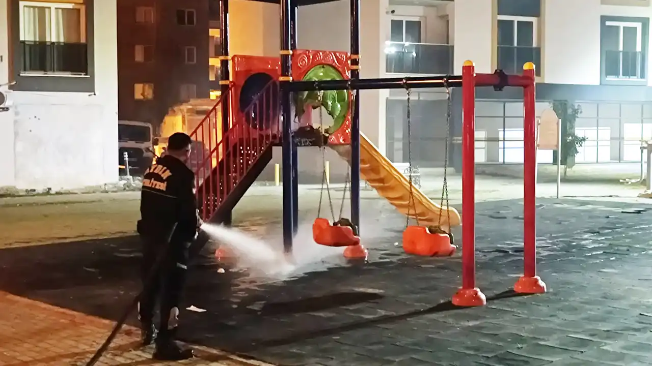 Efeler'de oyun parkında çıkan yangın söndürüldü