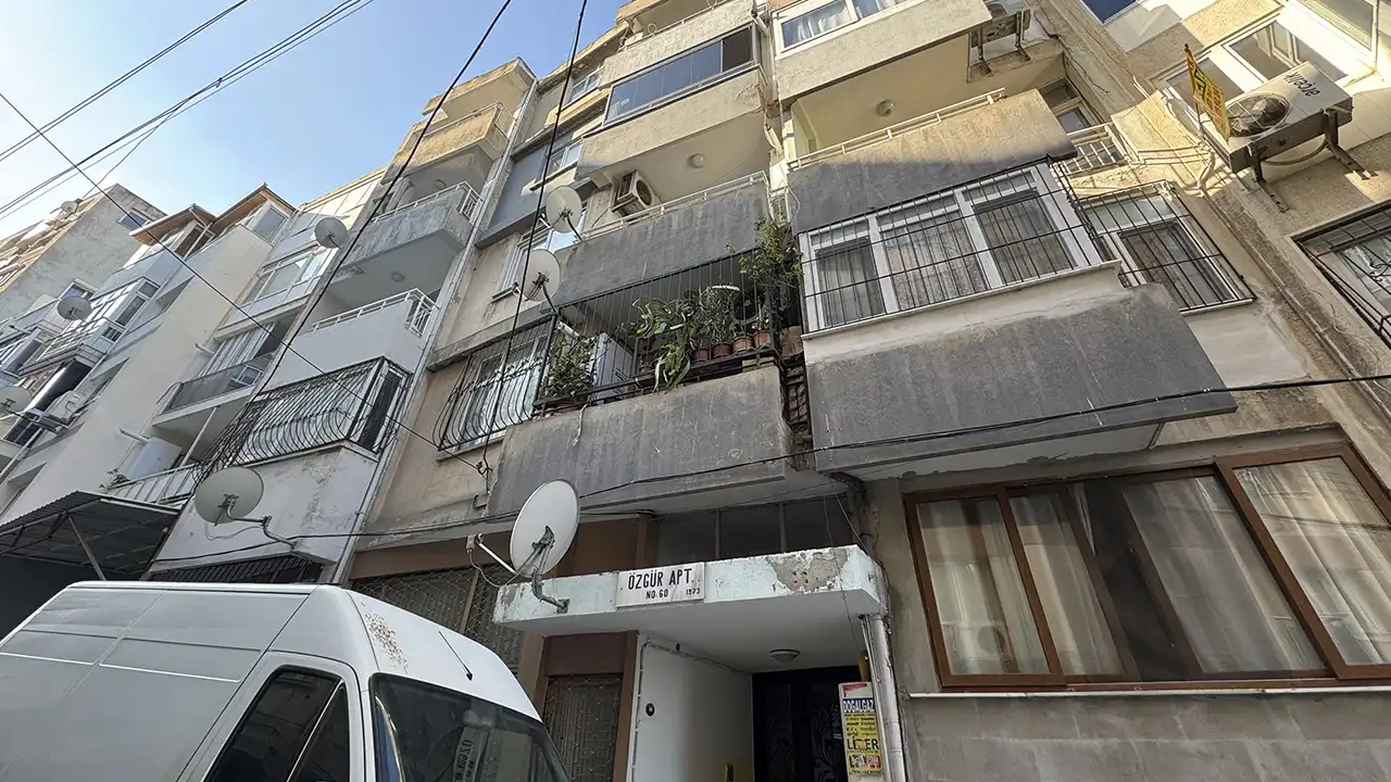 İzmir'de evinde uzun süre önce öldüğü belirlenen kadının kemikleri İstanbul'da incelenecek