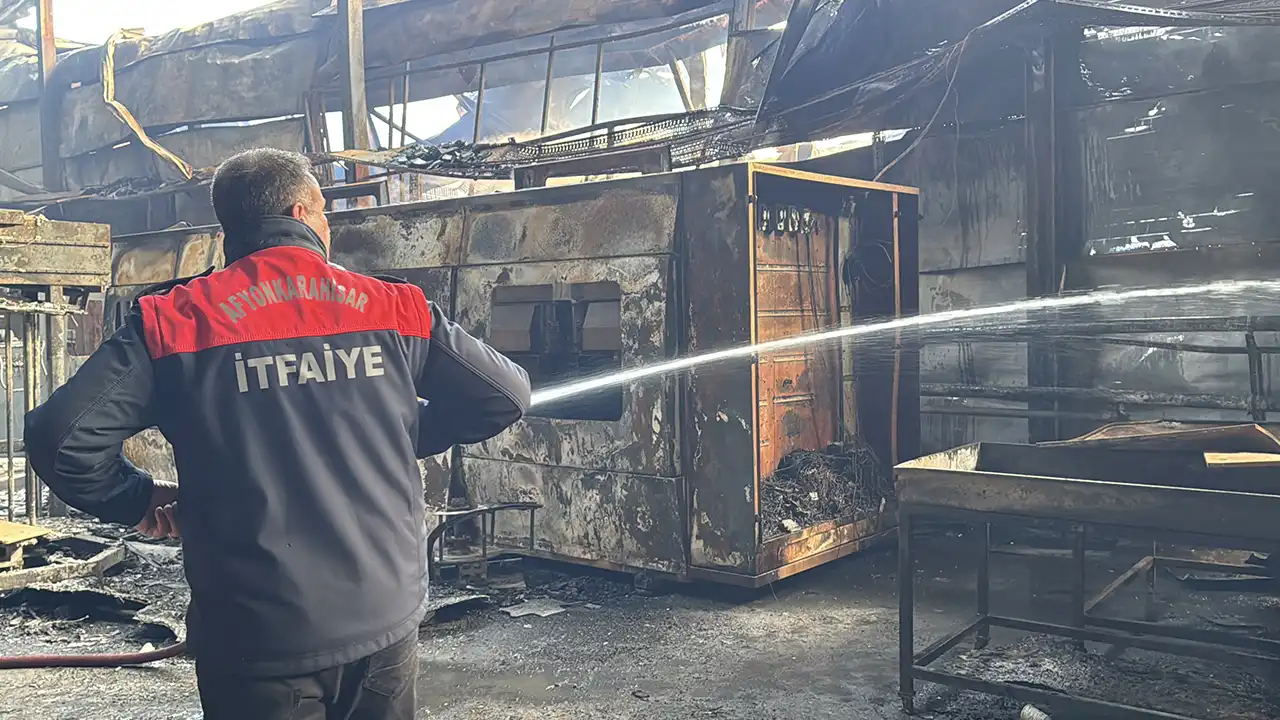 Afyonkarahisar'daki fabrika yangınında soğutma çalışmaları sürüyor