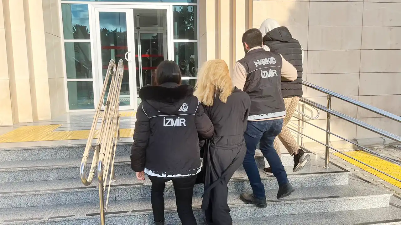 İzmir'de uyuşturucu operasyonlarında 5 kişi tutuklandı