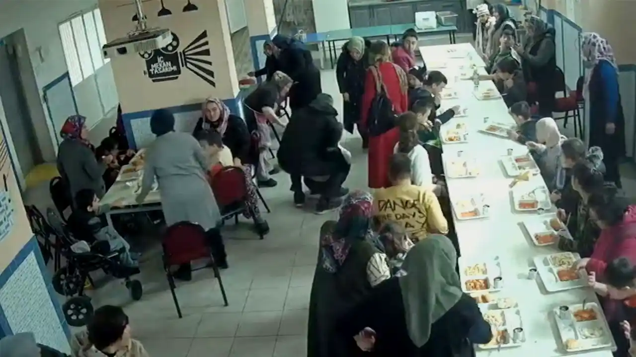 Kütahya'da öğretmen boğazına yiyecek takılan öğrencisini Heimlich manevrasıyla kurtardı