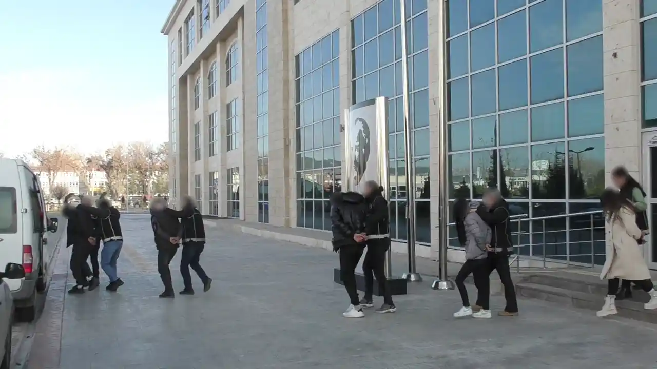 Uşak’ta Zehir Tacirlerine Operasyon: 5 Kişi Tutuklandı