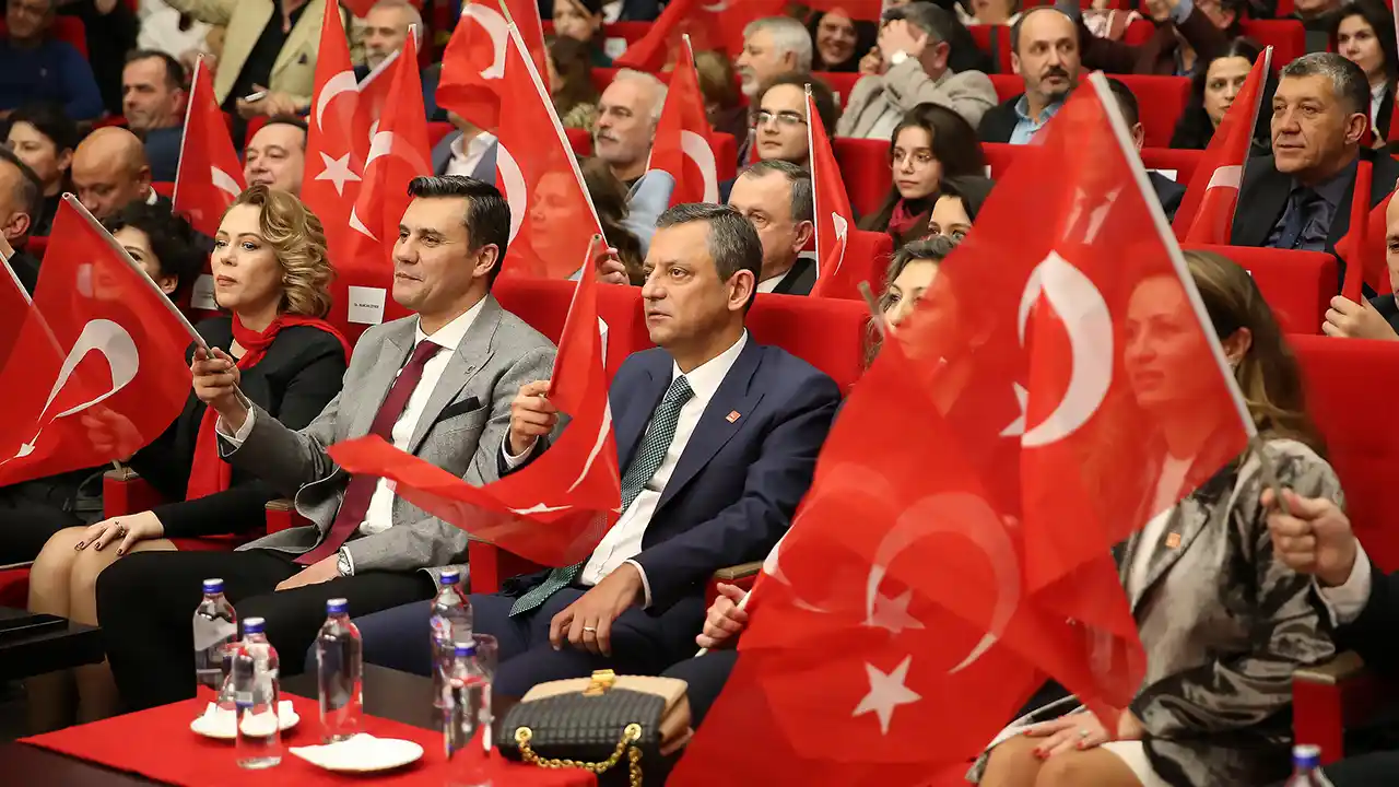CHP Genel Başkanı Özel, Manisa'da senfoni orkestrası konserine katıldı