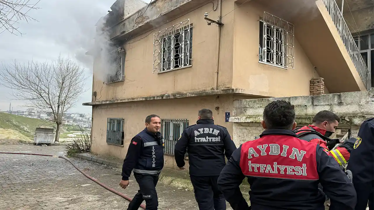Efeler'de evde çıkan yangın söndürüldü