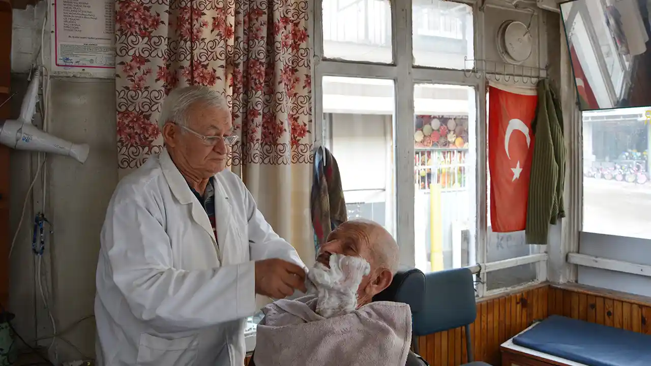 Manisa'da 69 yaşındaki berber mesleğini 57 yıldır severek sürdürüyor