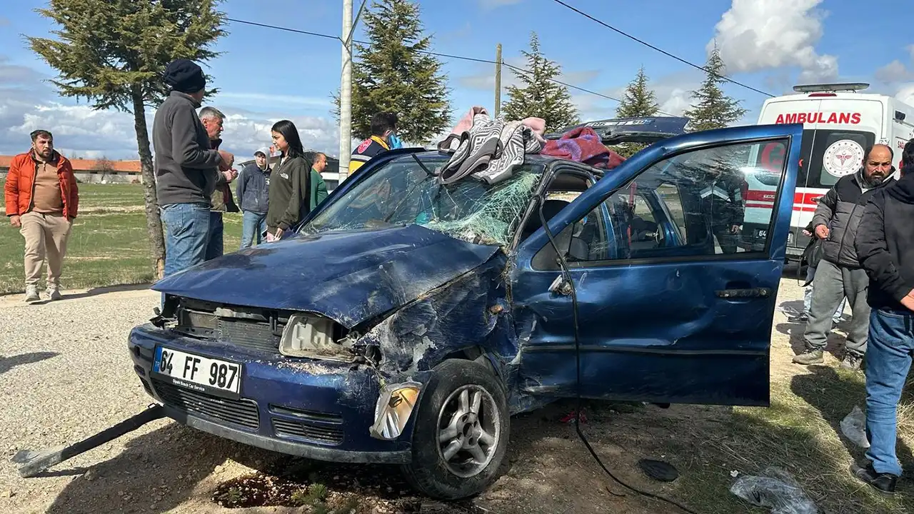 Uşak’ta Ağaca Çarpan Otomobildeki 5 Kişi Yaralandı