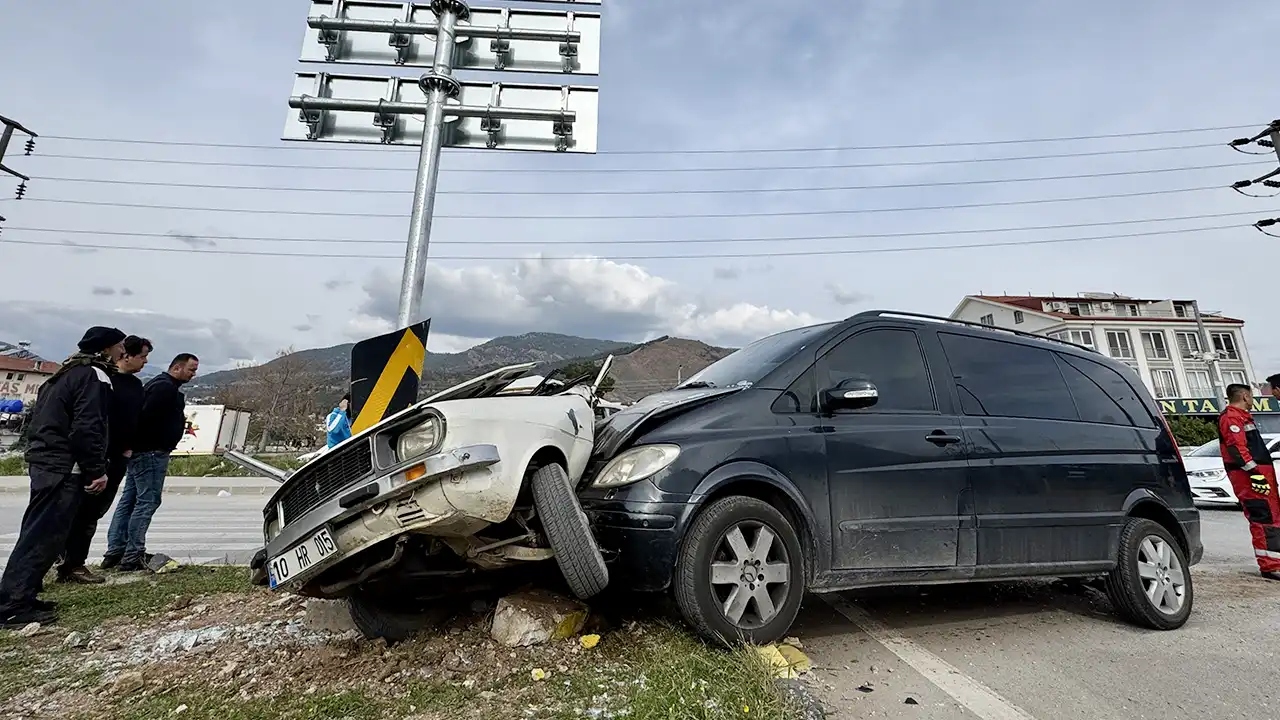 Fethiye'de minibüsle çarpışan otomobilin sürücüsü yaralandı