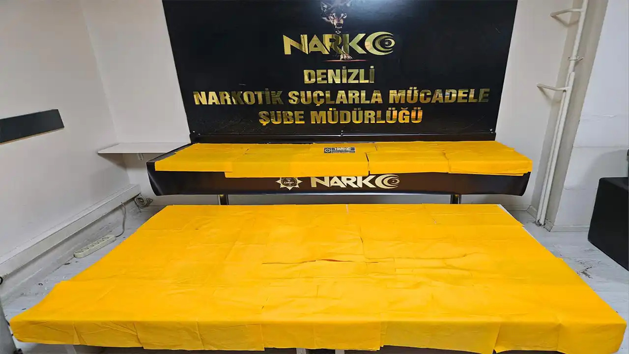 Denizli'de kamyonet kapı döşemesine gizlenmiş 448 bin doz sentetik uyuşturucu bulundu