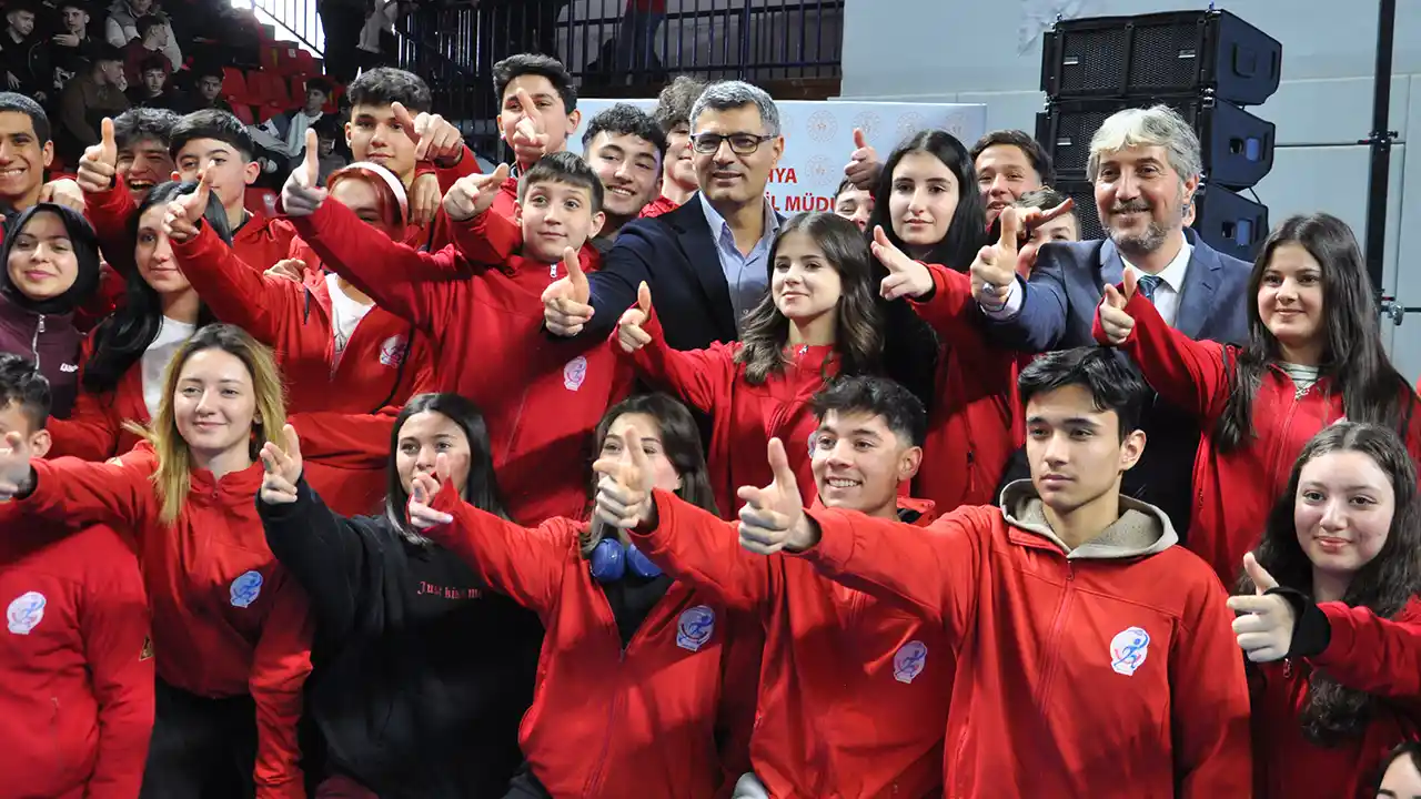 Milli atıcı Yusuf Dikeç, Kütahya'da sporculara malzeme dağıtım törenine katıldı