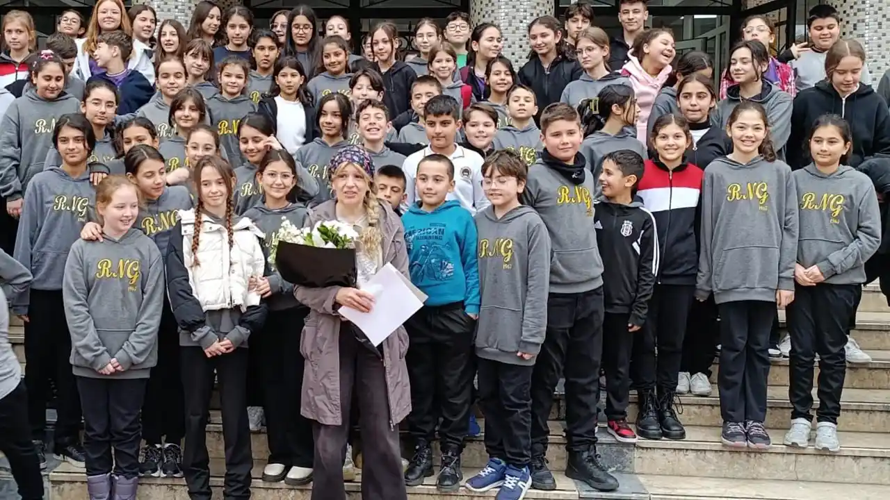 İzmir'de hastalığı nedeniyle emekli olan öğretmene duygusal uğurlama