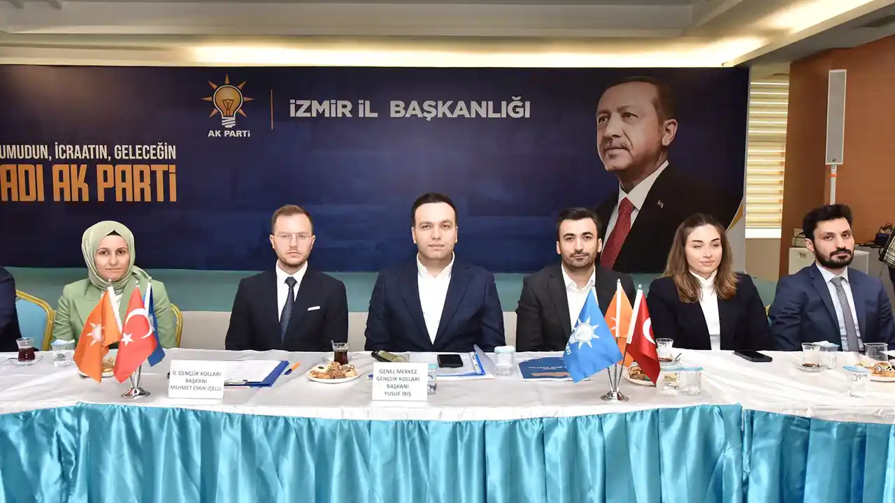 AK Parti Gençlik Kolları Genel Başkanı İbiş, İzmir teşkilatıyla buluştu