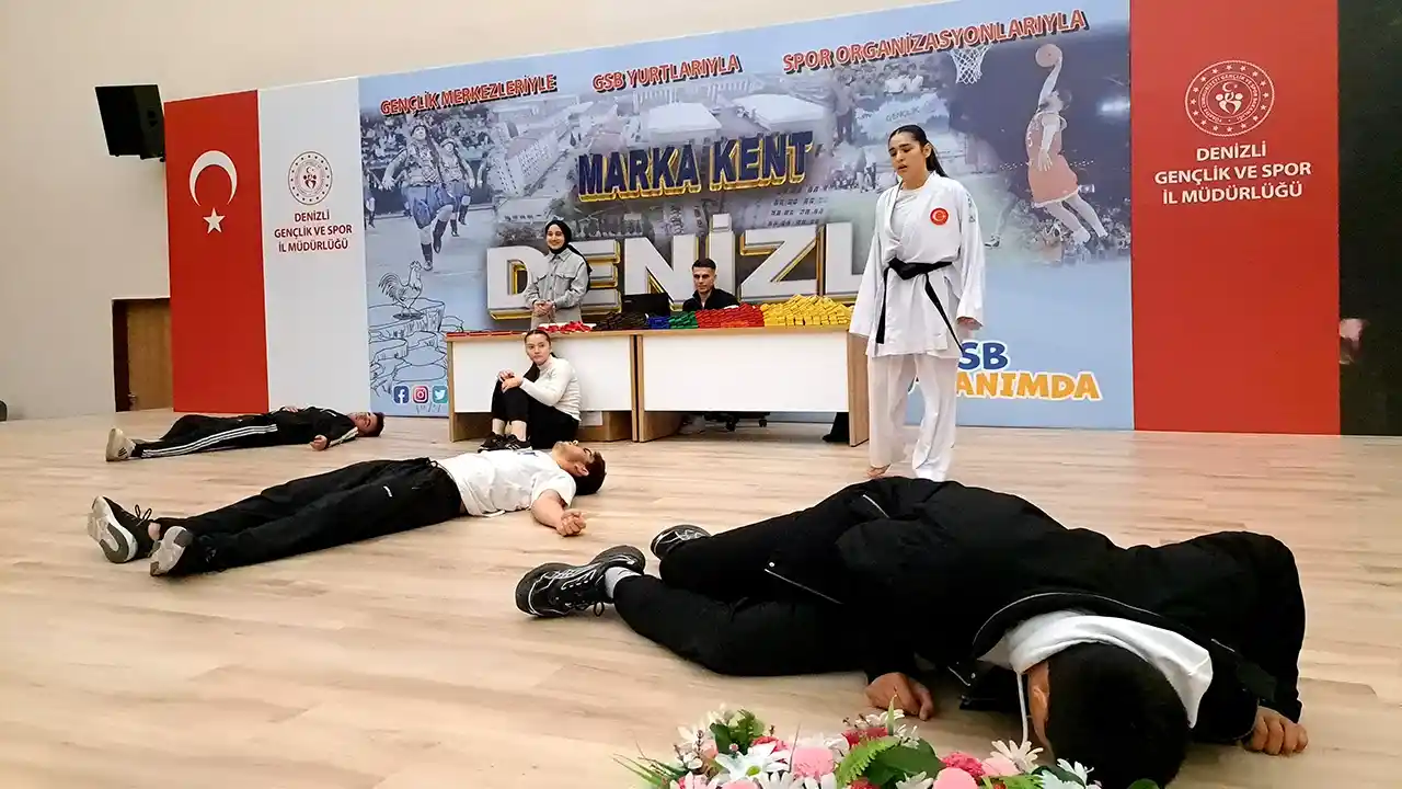 Denizli'de öğrenciler, karate gösterisiyle kadına şiddete dikkati çekti