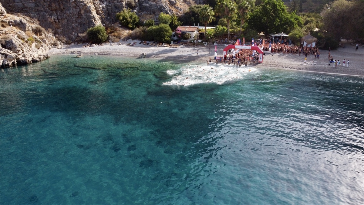 Datça'da bir kişi yağmura rağmen denize girdi