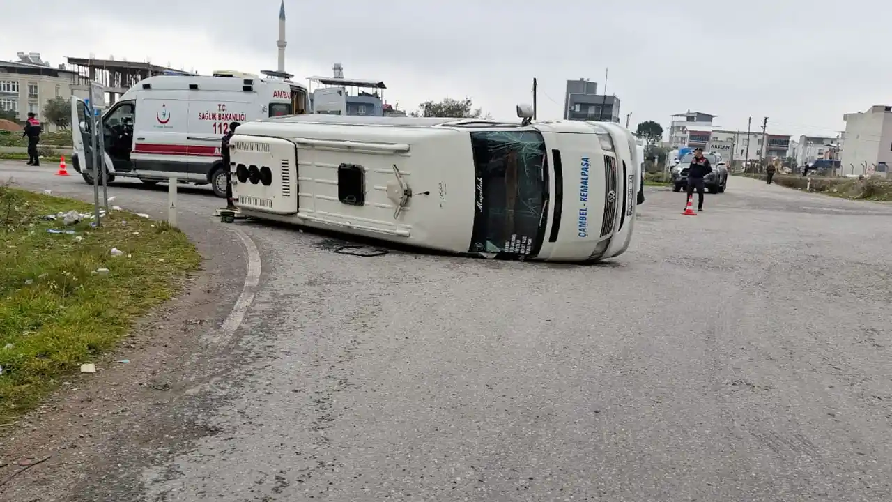 İzmir'de yolcu minibüsü ile hafif ticari aracın çarpışması sonucu 9 kişi yaralandı