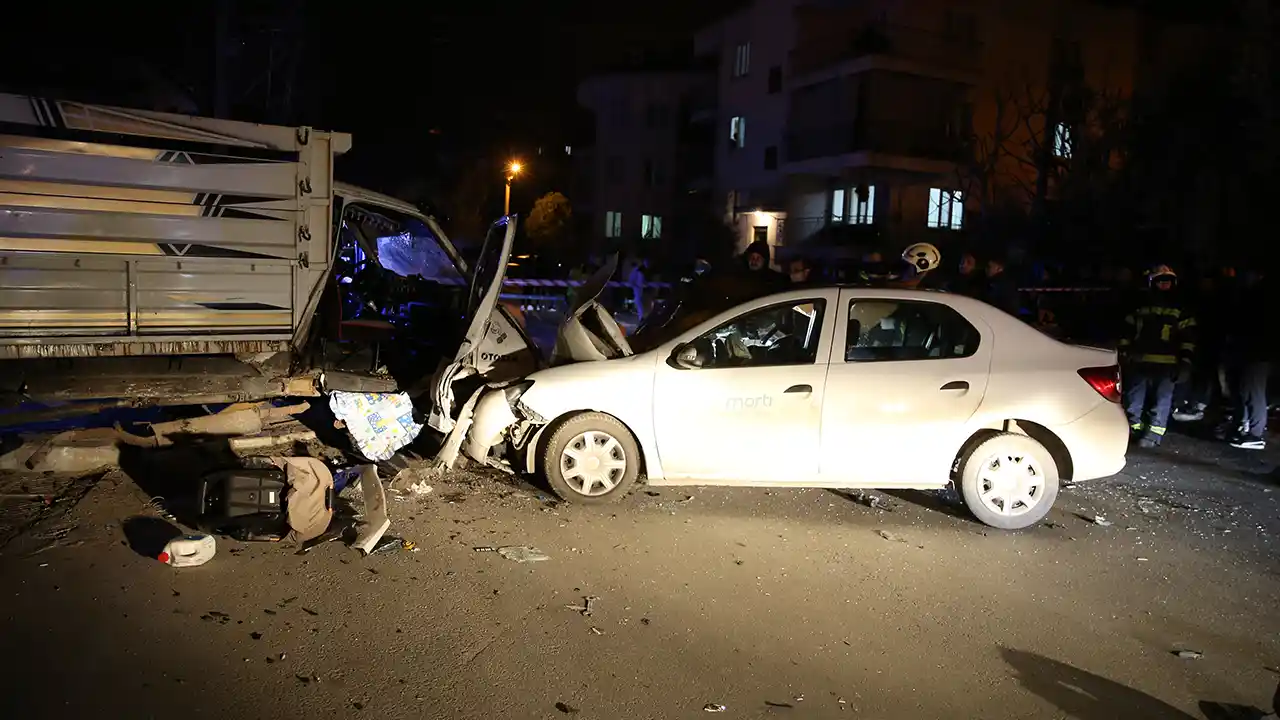 Denizli'de otomobil ile kamyonetin çarpıştığı kazada 1 kişi öldü, 4 kişi yaralandı