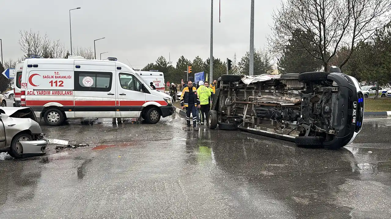 Kütahya'da otomobilin çarptığı ambulansın devrildiği kaza KGYS kameralarınca görüntülendi