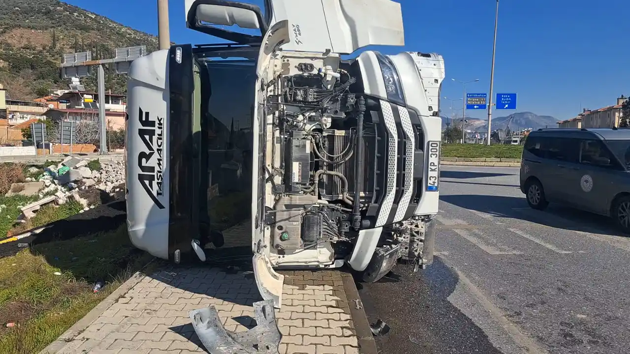 Aydın'da devrilen tırın sürücüsü yaralandı