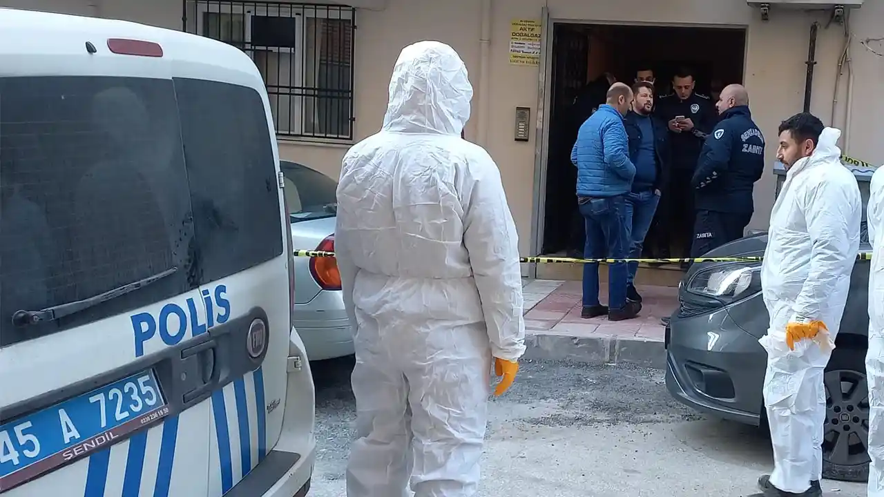 Manisa'da bir kişi yalnız yaşadığı çöp dolu evde ölü bulundu
