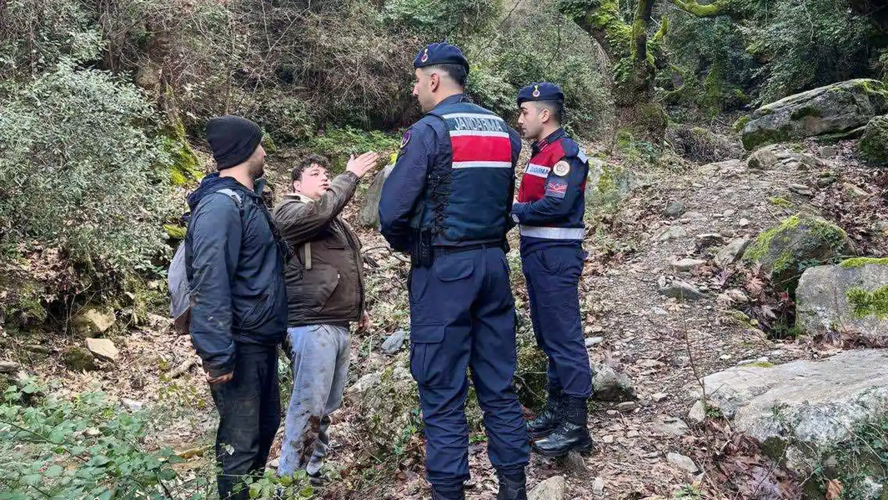 Kuşadası'nda milli parkta kaybolan 2 kişiyi jandarma buldu