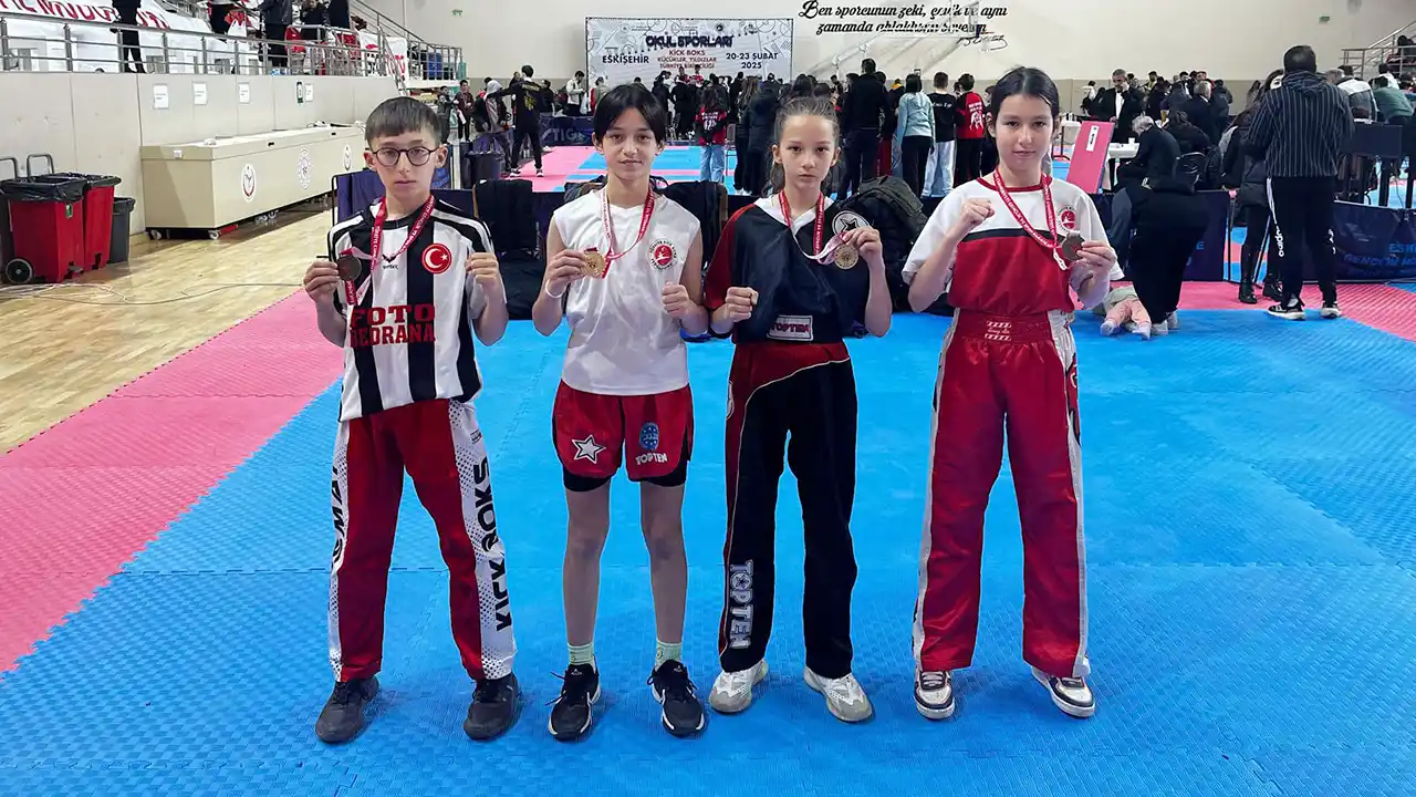 Eşme’nin Yıldızları Kick Boks Şampiyonasında Zirvede