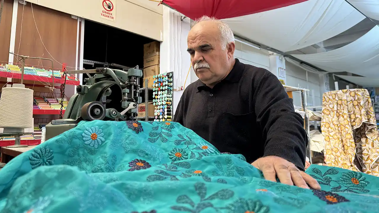 Denizlili tekstilci Afrika'nın geleneksel kıyafetlerini üretiyor