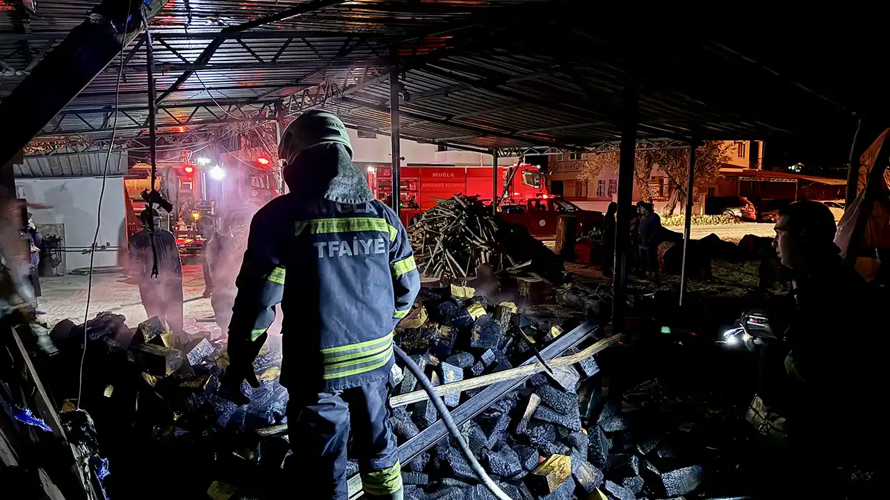 Fethiye'de iş yerinde çıkan yangın söndürüldü