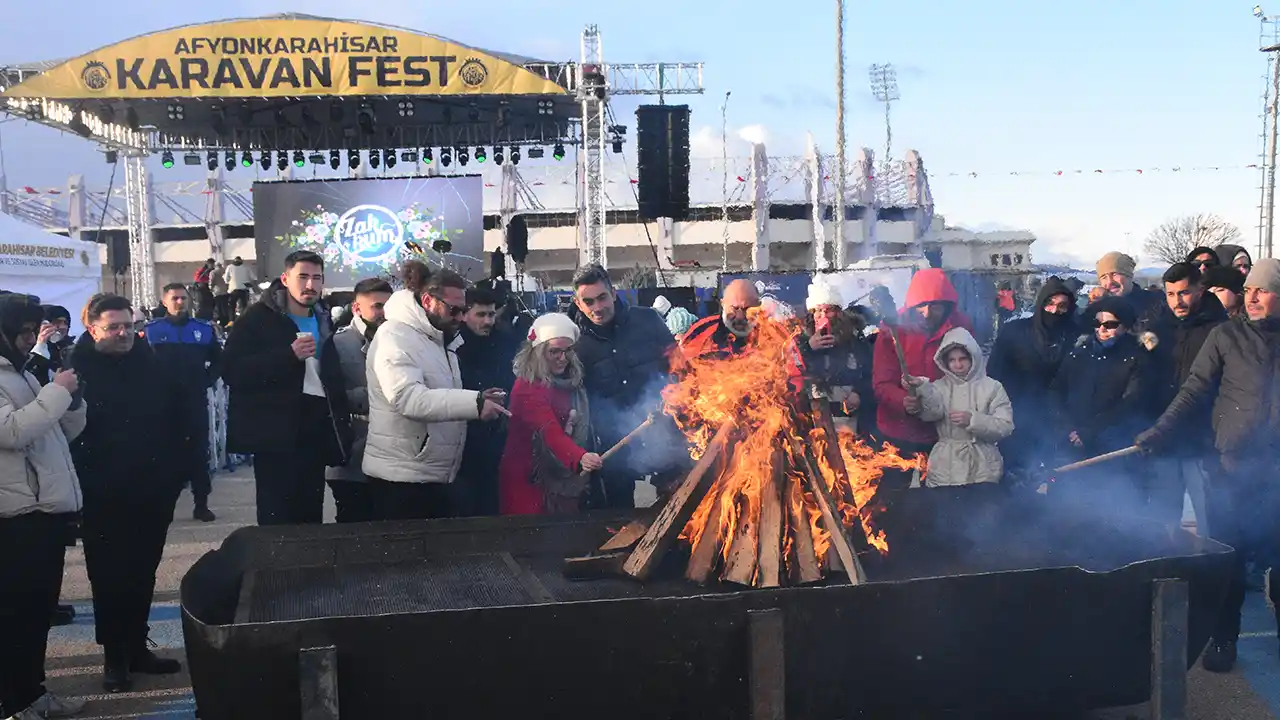 Afyonkarahisar'da "3. KaravanFest"in kamp ateşi yakıldı